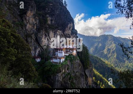 Magnificent view of the famous Paro Taktsang Monastery (Tigerss Nest) perched on the cliffside of the picturesque Paro valley, Buthan Stock Photo