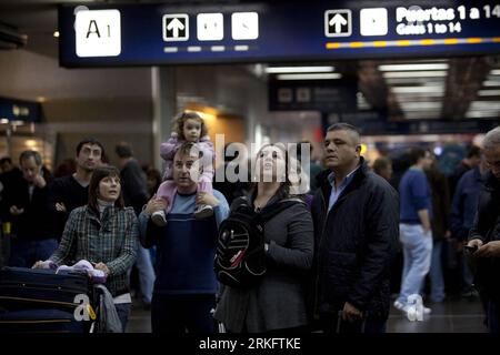 Bildnummer: 55456450 Datum: 14.06.2011 Copyright: imago/Xinhua (110615) -- BUENOS AIRES , 15 giugno 2011 (Xinhua) -- i passeggeri bloccati attendono all'aeroporto Jorge Newbery di Buenos Aires il 14 giugno 2011 dopo che i voli nazionali e internazionali nell'aeroporto sono stati sospesi a causa dei resti di ceneri vulcaniche nella regione, dopo l'eruzione del vulcano Puyehue in Cile. Il programma della Copa America del prossimo mese potrebbe essere modificato se la nube di cenere del vulcano cileno continua a volare, ha detto il presidente della Federazione calcistica argentina Julio Grondona. (Xinhua/Martin Zabala) (xhn) ARGENTINA Foto Stock