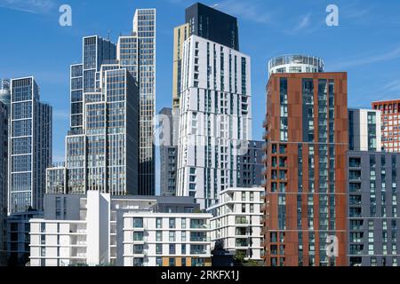 Nuovi edifici a torre nell'area di Nine Elms nel sud di Londra. I grattacieli fanno parte di un più ampio progetto di riqualificazione di Battersea e Nine Elms. Le sono Foto Stock