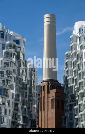 Posizione del potenziale cliente con i camini della centrale elettrica di Battersea in background. Il Prospect Place, progettato da Gehry Partners, fa parte di un rosso più grande Foto Stock