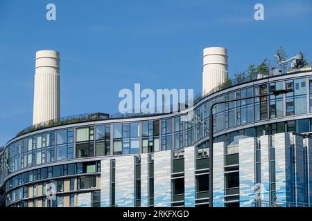 Posizione del potenziale cliente con i camini della centrale elettrica di Battersea in background. Il Prospect Place, progettato da Gehry Partners, fa parte di un rosso più grande Foto Stock