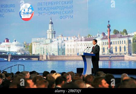 Bildnummer: 55470549  Datum: 17.06.2011  Copyright: imago/Xinhua (110617) -- ST. PETERSBURG, June 17, 2011 (Xinhua) -- Chinese President Hu Jintao delivers a speech during the opening ceremony of the 15th St. Petersburg International Economic Forum in St. Petersburg, Russia, June 17, 2011. (Xinhua/Rao Aimin) (lfj) RUSSIA-ST. PETERSBURG-HU JINTAO-SPEECH PUBLICATIONxNOTxINxCHN Politik People x0x xub 2011 quer premiumd     Bildnummer 55470549 Date 17 06 2011 Copyright Imago XINHUA  St Petersburg June 17 2011 XINHUA Chinese President HU Jintao delivers a Speech during The Opening Ceremony of The 1 Stock Photo