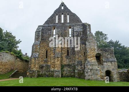 Una vista panoramica della Battle Abbey School nell'East Sussex in una giornata nuvolosa Foto Stock