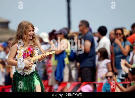 Bildnummer: 55501186 Datum: 18.06.2011 Copyright: imago/Xinhua (110619) -- NEW YORK, 19 giugno 2011 (Xinhua) -- Una ragazza partecipa all'annuale Mermaid Parade a Coney Island a New York il 18 giugno 2011. (Xinhua/Wu Jingdan) (yc) US-NEW YORK-CONEY ISLAND-MERMAID PARADE PUBLICATIONxNOTxINxCHN Gesellschaft Kultur Meerjungfrau Meerjungfrauparade Parade xdp x0x premiumd 2011 quer Bildnummer 55501186 Data 18 06 2011 Copyright Imago XINHUA New York 19 giugno 2011 XINHUA a Girl prende parte alla Parata annuale della SIRENA A Coney Iceland a New York 18 giugno 2011 XINHUA Wu Jingdan U.S. New York Coney IC Foto Stock