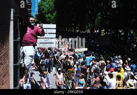 Bildnummer: 55507278  Datum: 19.06.2011  Copyright: imago/Xinhua (110619) -- MADRID, June 19, 2011 (Xinhua) -- A man take photos of the mass protest in Madrid, capital of Spain, June 19, 2011. Thousands of gathered here on Sunday to show their anger about the high unemployment and the government s handling of the economy crises. (Xinhua/Chen Haitong) (wjd) SPAIN-MADRID-ECONOMY-PROTEST PUBLICATIONxNOTxINxCHN Politik Proteste Demo Spanien xkg 2011 quer o0 Totale o0 indignados, die Empörten, 15M, 15 M    Bildnummer 55507278 Date 19 06 2011 Copyright Imago XINHUA  Madrid June 19 2011 XINHUA a Man Stock Photo