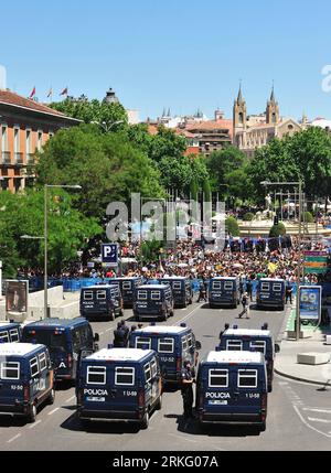 Bildnummer: 55507281 Datum: 19.06.2011 Copyright: imago/Xinhua (110619) -- MADRID, 19 giugno 2011 (Xinhua) -- i manifestanti si confrontano con poliziotti durante una protesta di massa a Madrid, capitale della Spagna, 19 giugno 2011. Migliaia di persone si sono riunite qui domenica per mostrare la loro rabbia per l'alto tasso di disoccupazione e per la gestione da parte del governo delle crisi economiche. (Xinhua/Chen Haitong) (wjd) SPAGNA-MADRID-ECONOMIA-PROTESTA PUBLICATIONxNOTxINxCHN Politik proteste Demo Spanien xkg 2011 hoch o0 totale Polizei Fahrzeug Polizeiauto o0 indignados, die Empörten, 15M, 15 M Bildnummer 55507281 Data 19 06 2011 poliziotto Foto Stock