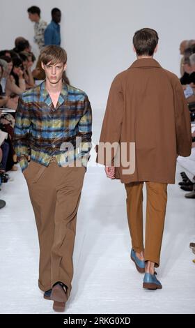 Bildnummer: 55526908  Datum: 20.06.2011  Copyright: imago/Xinhua (110621) -- MILAN, June 21, 2011 (Xinhua) -- Models present creations by Z Zegna during the Milan fashion week men s Spring/Summer 2012 collections show in Milan, northern Italy, June 20, 2011. (Xinhua/Wang Qingqin) (lhh) ITALY-MILAN-FASHION-Z ZEGNA PUBLICATIONxNOTxINxCHN Kultur Entertainment Mailand Modewoche Modenschau x0x xkg 2011 hoch Aufmacher premiumd     Bildnummer 55526908 Date 20 06 2011 Copyright Imago XINHUA  Milan June 21 2011 XINHUA Models Present Creations by Z Zegna during The Milan Fashion Week Men S Spring Summer Stock Photo