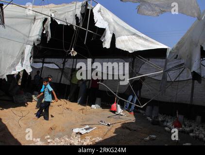 Bildnummer: 55534318 Datum: 22.06.2011 Copyright: imago/Xinhua (110622) -- GAZA, 22 giugno 2011 (Xinhua) -- i palestinesi infettano un allevamento di pollame danneggiato in un attacco aereo israeliano a Deir al-Balah, Striscia di Gaza, il 22 giugno 2011. Israele ha confermato mercoledì di aver effettuato un attacco aereo nella Striscia di Gaza per la prima volta dopo mesi. L'attacco aereo è avvenuto dopo che i militanti palestinesi hanno sparato un razzo fatto in casa e un colpo di mortaio da Gaza verso i territori israeliani. (Xinhua/Khaled Omar) (nxl) MIDEAST-GAZA-ISRAELE-AIRSTRIKE PUBLICATIONxNOTxINxCHN Politik Gesellschaft Nahostkonflikt Gazastreifen Paläst Foto Stock