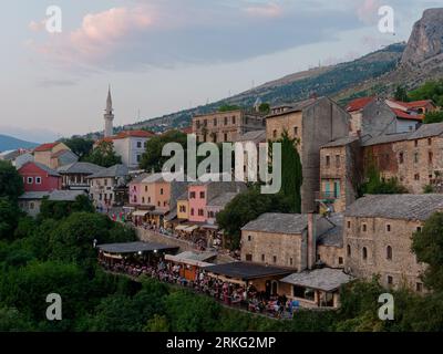 Storico centro storico collinare nella città di Mostar in una serata estiva, Bosnia ed Erzegovina, 20 agosto 2023. Foto Stock