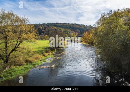 Il Danubio vicino a Gutenstein nell'alta Valle autunnale del Danubio, il Parco naturale dell'alto Danubio, Alb Svevo, Baden-Wuerttemberg, Germania Foto Stock
