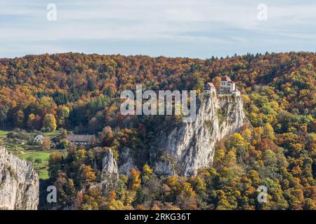 Castello di Bronnen nell'alta Valle del Danubio, vista dalla roccia panoramica Knopfmacherfelsen in autunno, Parco naturale dell'alto Danubio, Alb Svevo, Germania Foto Stock