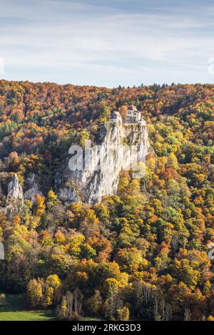 Castello di Bronnen nell'alta Valle del Danubio, vista dalla roccia panoramica Knopfmacherfelsen in autunno, Parco naturale dell'alto Danubio, Alb Svevo, Germania Foto Stock