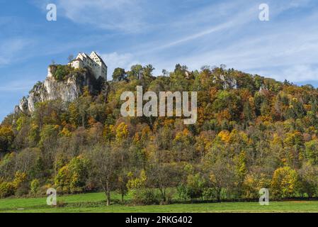 Castello di Werenwag nella valle autunnale dell'alto Danubio, Beuron, Parco naturale dell'alto Danubio, distretto di Sigmaringen, Alb Svevo, Baden-Wuerttemberg, Germania Foto Stock