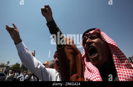 Bildnummer: 55543681 Datum: 25.06.2011 Copyright: imago/Xinhua (110624) -- AMMAN, 24 giugno 2011 (Xinhua) -- i manifestanti dei partiti dell'opposizione gridano slogan durante una manifestazione ad Amman, capitale della Giordania, 24 giugno 2011. I giordani di tutto il paese hanno tenuto manifestazioni venerdì, chiedendo di licenziare il governo del primo ministro Marouf Bakhit e di condurre riforme a tutti i livelli. (Xinhua/Mohammad Abu Ghosh)(wjd) GIORDANIA-AMMAN-OPPOSIZIONE-DIMOSTRAZIONE PUBLICATIONxNOTxINxCHN x0x Gesellschaft Politik Demo protesta Unruhen Aufstand Revolte xng 2011 quer Bildnummer 55543681 Data 25 06 20 Foto Stock