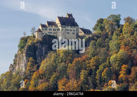 Castello di Werenwag nella valle autunnale dell'alto Danubio, Beuron, Parco naturale dell'alto Danubio, distretto di Sigmaringen, Alb Svevo, Baden-Wuerttemberg, Germania Foto Stock