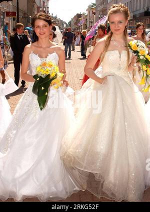 Bildnummer: 55548609 Datum: 26.06.2011 Copyright: imago/Xinhua (110626) -- NIZHNY NOVGOROD, 26 giugno 2011 (Xinhua) -- le ragazze in abiti da sposa partecipano a una sfilata di strada a Nizhny Novgorod, Russia, 26 giugno 2011. (Xinhua) (zw) RUSSIA-NIZHNY NOVGOROD-BRIDE-PARADE PUBLICATIONxNOTxINxCHN Gesellschaft Braut Brautkleid Hochzeitsmode x0x xda Hochzeit 2011 Hochzeit Bildnummer 55548609 Data 26 06 2011 Copyright Imago XINHUA Nizhny Novgorod giugno 26 2011 XINHUA Girls in Bride Garments prendere parte a una Street Parade a Nizhny Novgorod Russia giugno 26 2011 XINHUA ZW Russia Nizhny Novgorod Bride Parade PU Foto Stock