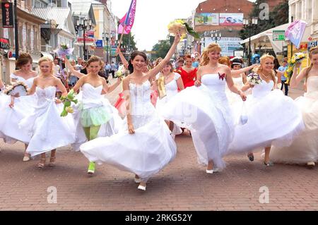 Bildnummer: 55548608  Datum: 26.06.2011  Copyright: imago/Xinhua (110626) -- NIZHNY NOVGOROD, June 26, 2011 (Xinhua) -- Girls in bride garments take part in a street parade in Nizhny Novgorod, Russia, June 26, 2011. (Xinhua) (zw) RUSSIA-NIZHNY NOVGOROD-BRIDE-PARADE PUBLICATIONxNOTxINxCHN Gesellschaft Braut Brautkleid Hochzeitsmode x0x xda Hochzeit 2011 quer     Bildnummer 55548608 Date 26 06 2011 Copyright Imago XINHUA  Nizhny Novgorod June 26 2011 XINHUA Girls in Bride Garments Take Part in a Street Parade in Nizhny Novgorod Russia June 26 2011 XINHUA ZW Russia Nizhny Novgorod Bride Parade PU Stock Photo