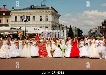 Bildnummer: 55548611  Datum: 26.06.2011  Copyright: imago/Xinhua (110626) -- NIZHNY NOVGOROD, June 26, 2011 (Xinhua) -- Girls in bride garments take part in a street parade in Nizhny Novgorod, Russia, June 26, 2011. (Xinhua) (zw) RUSSIA-NIZHNY NOVGOROD-BRIDE-PARADE PUBLICATIONxNOTxINxCHN Gesellschaft Braut Brautkleid Hochzeitsmode x0x xda Hochzeit 2011 quer     Bildnummer 55548611 Date 26 06 2011 Copyright Imago XINHUA  Nizhny Novgorod June 26 2011 XINHUA Girls in Bride Garments Take Part in a Street Parade in Nizhny Novgorod Russia June 26 2011 XINHUA ZW Russia Nizhny Novgorod Bride Parade PU Stock Photo