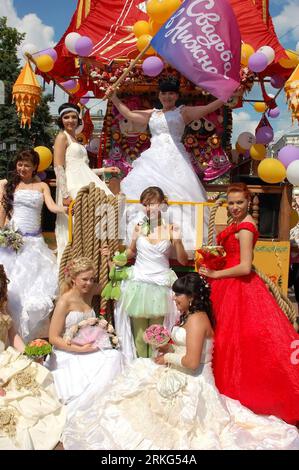 Bildnummer: 55548607 Datum: 26.06.2011 Copyright: imago/Xinhua (110626) -- NIZHNY NOVGOROD, 26 giugno 2011 (Xinhua) -- le ragazze in abiti da sposa partecipano a una sfilata di strada a Nizhny Novgorod, Russia, 26 giugno 2011. (Xinhua) (zw) RUSSIA-NIZHNY NOVGOROD-BRIDE-PARADE PUBLICATIONxNOTxINxCHN Gesellschaft Braut Brautkleid Hochzeitsmode x0x xda Hochzeit 2011 Hochzeit Bildnummer 55548607 Data 26 06 2011 Copyright Imago XINHUA Nizhny Novgorod giugno 26 2011 XINHUA Girls in Bride Garments prendere parte a una Street Parade a Nizhny Novgorod Russia giugno 26 2011 XINHUA ZW Russia Nizhny Novgorod Bride Parade PU Foto Stock