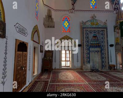 L'interno della moschea Koski Mehmed Pasha nella città di Mostar, Bosnia ed Erzegovina, 22 agosto 2023. Foto Stock