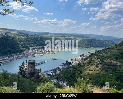 Questa vista aerea cattura un paesaggio mozzafiato di un fiume tortuoso, una piccola città e un paesaggio urbano estensivo Foto Stock