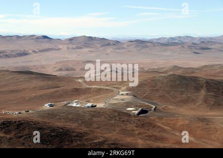 Bildnummer: 55550695 Datum: 21.06.2011 Copyright: imago/Xinhua (110628) -- ANTOFAGASTA, 28 giugno 2011 (Xinhua) --foto scattata il 21 giugno 2011 mostra la base di approvvigionamento dell'Osservatorio Paranal situato ai piedi del Monte Paranal nel deserto di Atacama, Cile settentrionale. La maggior parte delle parti del sistema di alimentazione nella base di alimentazione sono progettate per funzionare in sotterraneo per evitare disturbi al lavoro di osservazione. L'Osservatorio Paranal è un osservatorio astronomico situato sul Mont Paranal a 2.632 metri di altitudine e gestito dall'Osservatorio europeo meridionale. (Xinhua/Ye Shuhong) (srb) CILE-ATACAMA-PARANAL OBS Foto Stock