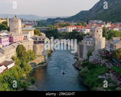 Visita turistica da Stari Most (Ponte Vecchio) con una barca sul fiume Neretva a Mostar, Bosnia ed Erzegovina, 22 agosto 2023. Foto Stock