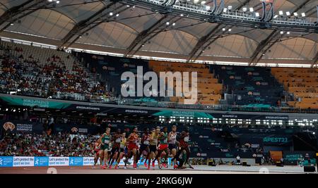 Budapest, Ungheria. 24 agosto 2023. Gli atleti gareggiano durante i 5000 m di calore dei Campionati mondiali di atletica leggera Budapest 2023 a Budapest, in Ungheria, 24 agosto 2023. Crediti: Wang Lili/Xinhua/Alamy Live News Foto Stock