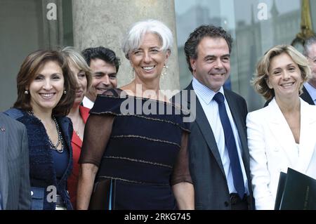 Bildnummer: 55557774  Datum: 29.06.2011  Copyright: imago/Xinhua (110630) -- PARIS, June 30, 2011 (Xinhua) -- French Minister of Economy, Finance and Industry Christine Lagarde (C) leaves Elysee Palace after the cabinet meeting in Paris, capital of France, June 29, 2011. Lagarde s nomination as the first female head of the IMF is a victory for France, said President Nicolas Sakozy s office. (Xinhua/Nicolas Datiche) (ybg) FRANCE-PARIS-IMF-LAGARDE PUBLICATIONxNOTxINxCHN People Politik x0x xtm 2011 quer premiumd     Bildnummer 55557774 Date 29 06 2011 Copyright Imago XINHUA  Paris June 30 2011 XI Stock Photo