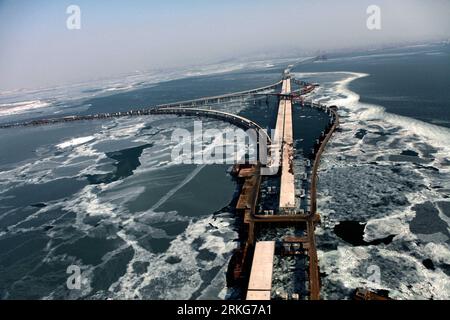 Bildnummer: 55560248  Datum: 30.06.2011  Copyright: imago/Xinhua (110630) -- QINGDAO, June 30, 2011 (Xinhua) -- File photo taken on March 3, 2006 shows an aerial view of Qingdao Jiaozhou Bay Bridge in Qingdao, east China s Shandong Province. The bridge, world s longest cross-sea bridge with length of 36.48 kilometers, connects the urban district of Qingdao City to its Huangdao district. The bridge will shorten the route between the two centers by 30 km, cutting travel time down from over 40 minutes to around 20 minutes, said Han Shouxin, deputy director of the city s traffic management committ Stock Photo