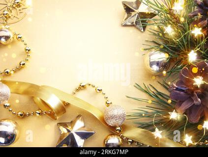 Banner di Natale o biglietti d'auguri design. Sfondo Natale di luci scintillanti garland, con regali di festa e ramo di albero di Natale Foto Stock