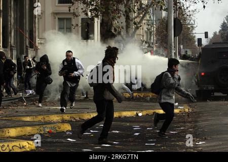 Bildnummer: 55561087  Datum: 30.06.2011  Copyright: imago/Xinhua (110701) -- SANTIAGO, July 1, 2011 (Xinhua) -- Protesters try to escape the water cannon during a demonstration in the city of Santiago, capital of Chile, June 30, 2011. Tens of thousands of Chilean students held a protest demanding education reform and clashed with police on the streets of Santiag Thursday. (Xinhua/Victor Rojas) (ybg) CHILE-SANTIAGO-PROTEST PUBLICATIONxNOTxINxCHN Gesellschaft Politik Proteste Demo Studentenproteste Studentendemo Studenten Wasserwerfer Krawalle xdf x0x premiumd 2011 quer     Bildnummer 55561087 D Stock Photo