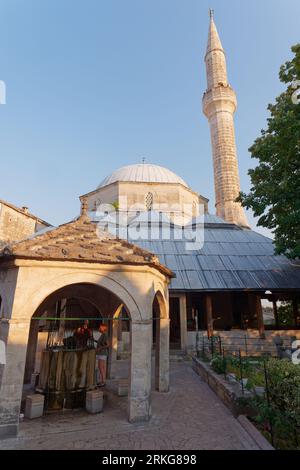 L'esterno della moschea Koski Mehmed Pasha nella città di Mostar in una serata estiva, Bosnia ed Erzegovina, 22 agosto 2023. Foto Stock