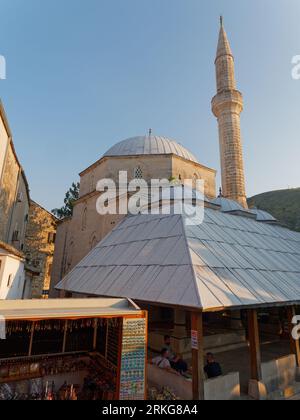 L'esterno della moschea Koski Mehmed Pasha nella città di Mostar in una serata estiva, Bosnia ed Erzegovina, 22 agosto 2023. Foto Stock