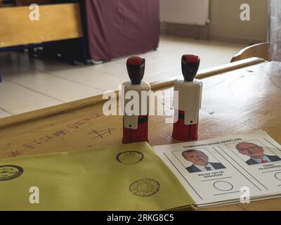 Bursa , Turchia - 28 maggio 2023: Colpo ravvicinato di una mano di un uomo che ha gettato il suo voto in un ballottaggio durante le elezioni in Turchia. Foto di alta qualità Foto Stock