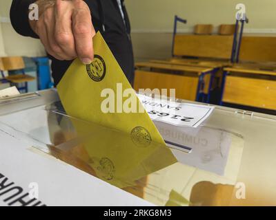 Bursa , Turchia - 28 maggio 2023: Colpo ravvicinato di una mano di un uomo che ha gettato il suo voto in un ballottaggio durante le elezioni in Turchia. Foto di alta qualità Foto Stock