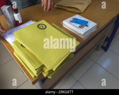 Bursa , Turchia - 28 maggio 2023: Colpo ravvicinato di una mano di un uomo che ha gettato il suo voto in un ballottaggio durante le elezioni in Turchia. Foto di alta qualità Foto Stock