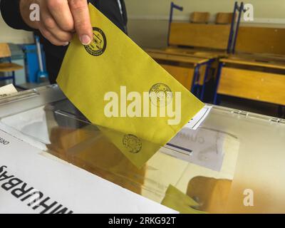 Bursa , Turchia - 28 maggio 2023: Colpo ravvicinato di una mano di un uomo che ha gettato il suo voto in un ballottaggio durante le elezioni in Turchia. Foto di alta qualità Foto Stock