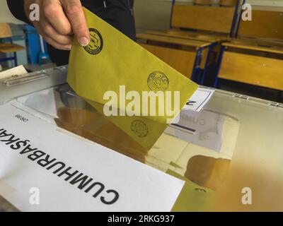 Bursa , Turchia - 28 maggio 2023: Colpo ravvicinato di una mano di un uomo che ha gettato il suo voto in un ballottaggio durante le elezioni in Turchia. Foto di alta qualità Foto Stock