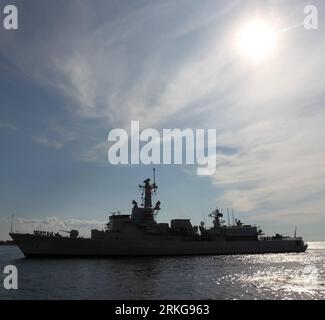 Bildnummer: 55567379 Datum: 03.07.2011 Copyright: imago/Xinhua (110703) -- ST. PETERSBURG, 3 luglio 2011 (Xinhua) -- la fregata della Royal Netherlands Navy Van Amstel (F831) lascia il porto di St Pietroburgo, Russia, 3 luglio 2011. Il 5° International Maritime Defence Show si è concluso qui domenica. (Xinhua/Lu Jinbo) (zw) RUSSIA-ST. PETERSBURG-MARITIME DEFENCE-SHOW PUBLICATIONxNOTxINxCHN Gesellschaft Militär Schiff Kriegsschiff Ausstellung Messe Marine xns x0x 2011 quadrat Premiumd Bildnummer 55567379 Data 03 07 2011 Copyright Imago XINHUA San Pietroburgo 3 luglio 2011 XINHUA Royal Netherlands N Foto Stock