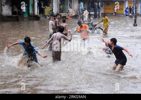 Bildnummer: 55569394 Datum: 04.07.2011 Copyright: imago/Xinhua (110704) -- LAHORE, 4 luglio 2011 (Xinhua) -- i bambini pakistani giocano nelle strade allagate dopo le pesanti piogge monsoniche nella parte orientale del Pakistan a Lahore il 4 luglio 2011. Circa 20 persone sono state uccise a causa di piogge monsoniche in diverse parti del paese. (Xinhua/Sajjad)(axy) PAKISTAN-LAHORE-MONSONI-PIOGGE PUBLICATIONxNOTxINxCHN Gesellschaft Überschwemmung Verkehr Straße x0x xst 2011 quer highlight Bildnummer 55569394 Data 04 07 2011 Copyright Imago XINHUA Lahore 4 luglio 2011 i bambini pakistani di XINHUA giocano nelle strade allagate dopo Heavy Monsoon R Foto Stock