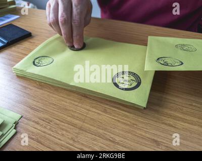 Bursa , Turchia - 28 maggio 2023: Colpo ravvicinato di una mano di un uomo che ha gettato il suo voto in un ballottaggio durante le elezioni in Turchia. Foto di alta qualità Foto Stock