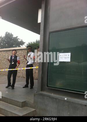 Bildnummer: 55570233  Datum: 05.07.2011  Copyright: imago/Xinhua (110705) -- BEIJING, July 5, 2011 (Xinhua) -- Entrance A to the Beijing Zoo Station of Subway Line 4 is closed after an accident happened in the station in downtown Beijing, capital of China. At least one person was killed and 28 others injured, including two seriously, by escalator hitch in the station on Tuesday.(Xinhua/Lu Guoqiang) (ry) CHINA-BEIJING-SUBWAY-ESCALATOR-ACCIDENT PUBLICATIONxNOTxINxCHN Gesellschaft Unglück U Bahn UBahn China x0x xtm 2011 hoch premiumd     Bildnummer 55570233 Date 05 07 2011 Copyright Imago XINHUA Stock Photo