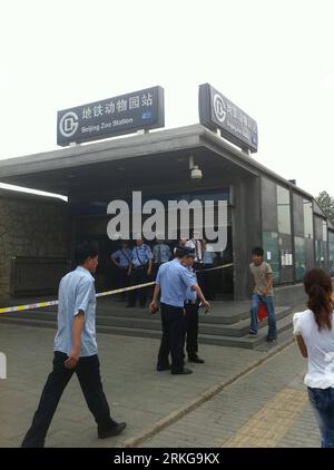 Bildnummer: 55570231  Datum: 05.07.2011  Copyright: imago/Xinhua (110705) -- BEIJING, July 5, 2011 (Xinhua) -- Entrance A to the Beijing Zoo Station of Subway Line 4 is closed after an accident happened in the station in downtown Beijing, capital of China. At least one person was killed and 28 others injured, including two seriously, by escalator hitch in the station on Tuesday.(Xinhua/Lu Guoqiang) (ry) CHINA-BEIJING-SUBWAY-ESCALATOR-ACCIDENT PUBLICATIONxNOTxINxCHN Gesellschaft Unglück U Bahn UBahn China x0x xtm 2011 hoch premiumd     Bildnummer 55570231 Date 05 07 2011 Copyright Imago XINHUA Stock Photo