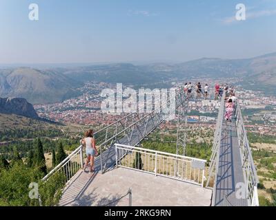 Punto panoramico dalla piattaforma Skywalk sopra la città di Mostar e la campagna circostante e le colline in Bosnia ed Erzegovina, 24 agosto 2023. Foto Stock