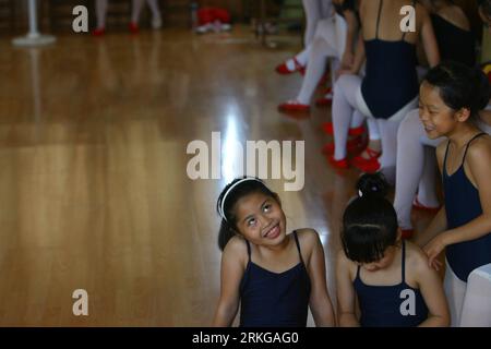 Bildnummer: 55572065  Datum: 05.07.2011  Copyright: imago/Xinhua (110705) -- NINGBO, July 5, 2011 (Xinhua) -- A girl makes faces during a break of dancing training in Ningbo, east China s Zhejiang Province, July 5, 2011, the first day of summer vacation. Many girls chose to take part in dancing training to enrich their summer vacation. (Xinhua/Zhang Peijian)(mcg) #CHINA-ZHEJIANG-NINGBO-SUMMER VACATION LIFE (CN) PUBLICATIONxNOTxINxCHN Gesellschaft Kinder Ferien Sommerferien Tanz Ballett x0x xst premiumd 2011 quer     Bildnummer 55572065 Date 05 07 2011 Copyright Imago XINHUA  Ningbo July 5 2011 Stock Photo