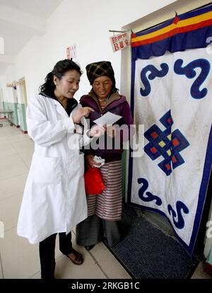 Bildnummer: 55574064 Datum: 06.07.2011 Copyright: imago/Xinhua (110706) -- LHASA, 6 luglio 2011 (Xinhua) -- Yangzom (L) parla con la donna incinta Pema della stanza ultrasonica di tipo B nel Maizhokunggar People S Hospital nella contea di Maizhokunggar, regione autonoma tibetana sud-occidentale della Cina, 1 luglio 2011. Yangzom, un medico ostetrico di 42 anni presso l'ospedale del popolo Maizhokunggar nella contea di Maizhokunggar, ha avuto una giornata intensa il 24 giugno 2011. (Xinhua/li Ying) (cxy) CHINA-TIBET-MAIZHOKUNGGAR-OBSTETRICS DOCTOR (CN) PUBLICATIONxNOTxINxCHN Gesellschaft medizinische Versorgung Geburtshilfe xda 2011 hoch o0 Ki Foto Stock