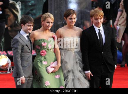 110707 -- LONDRA, 7 luglio 2011 Xinhua -- L to R attore Daniel Radcliffe, autore J.K. Rowling, attrice Emma Watson e attore Rupert Grint posa durante la prima mondiale di Harry Potter e i doni della morte: seconda parte, l'ultimo film della serie, a Trafalgar Square a Londra, in Gran Bretagna, 7 luglio 2011. Xinhua/Yang Xiaohan UK-LONDON-HARRY POTTER-PREMIER PUBLICATIONxNOTxINxCHN Foto Stock