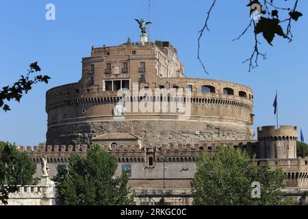 Roma, Italia - 22 agosto 2023. Castel Sant'Angelo, detto anche mausoleo di Adriano visto dal ponte Sant'Angelo Foto Stock