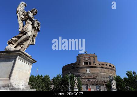 Roma, Italia - 22 agosto 2023. Castel Sant'Angelo, detto anche mausoleo di Adriano visto dal ponte Sant'Angelo Foto Stock